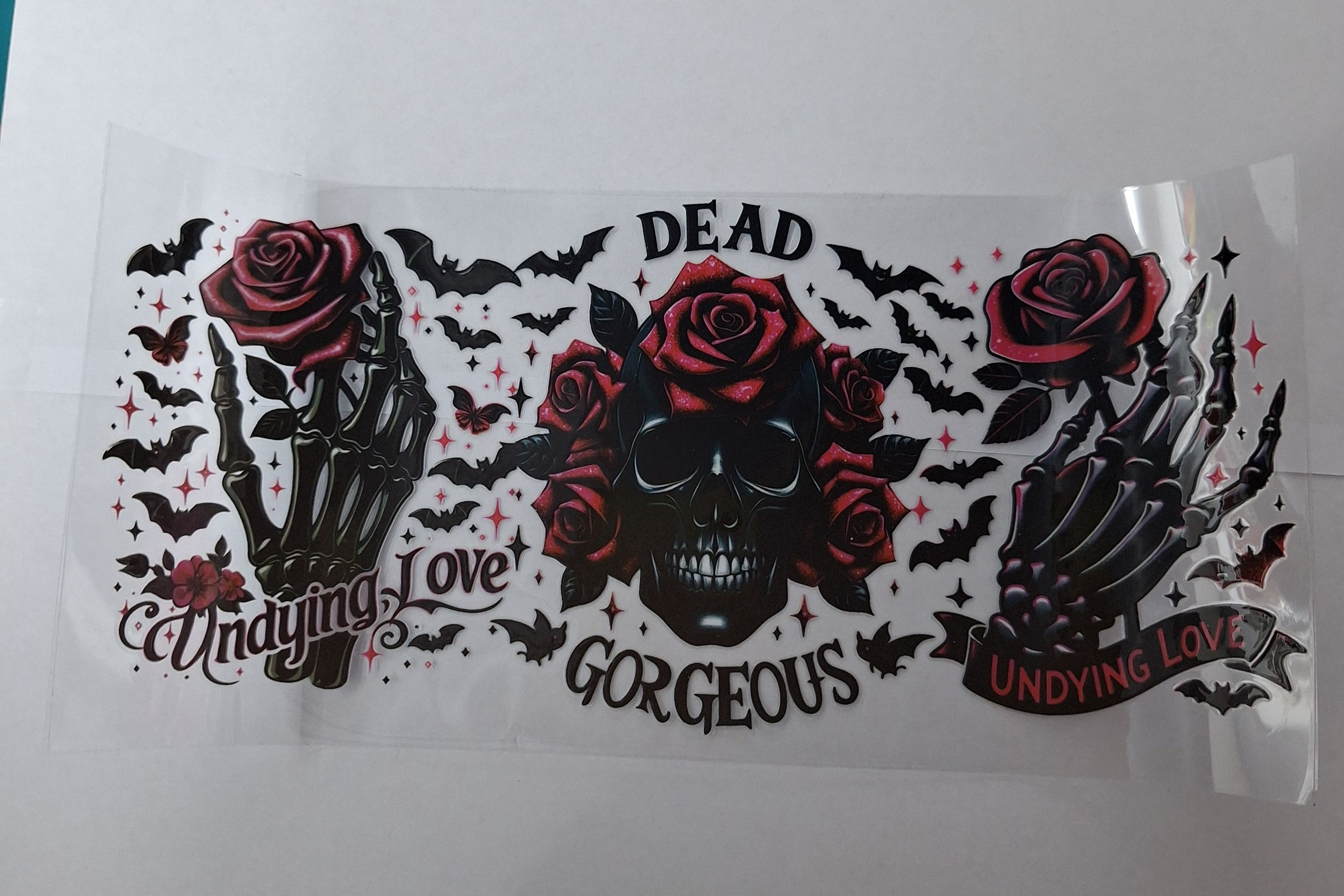 UV DTF-Folie Dead Gorgeous – Totenkopf mit Rosen & Skeletthand