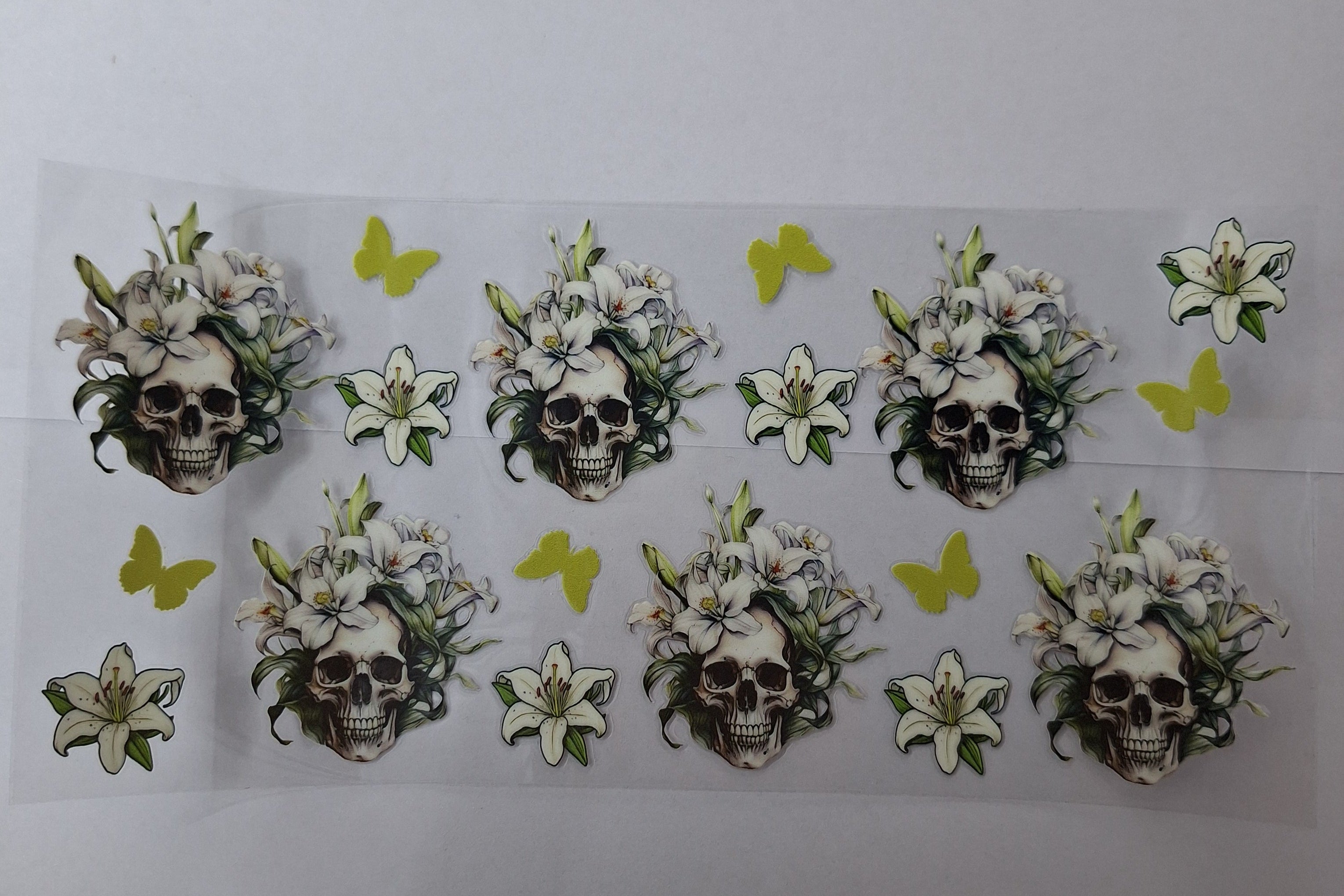 UV DTF-Sticker Totenkopf mit Lilien & Schmetterlinge