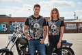 Angel Shirt Skull Orange Bling Bling – Mann und Frau tragen schwarzes T-Shirt mit Skull-Design