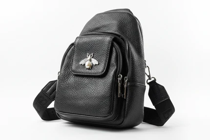 Biene Sum Sum Umhängetasche – Slingbag schwarz mit Bienen-Motiv