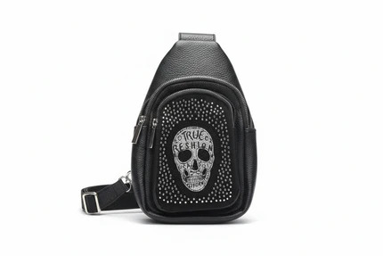 Wilma Skull Tasche – Vorderansicht mit Skull-Motiv und Strasssteinen
