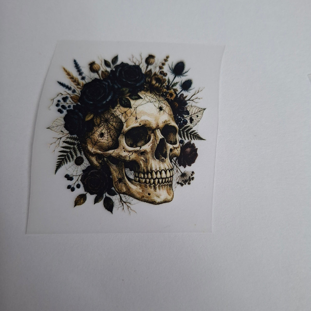 Totenkopf mit schwarzen Blüten – BB-0094 Bügelbild