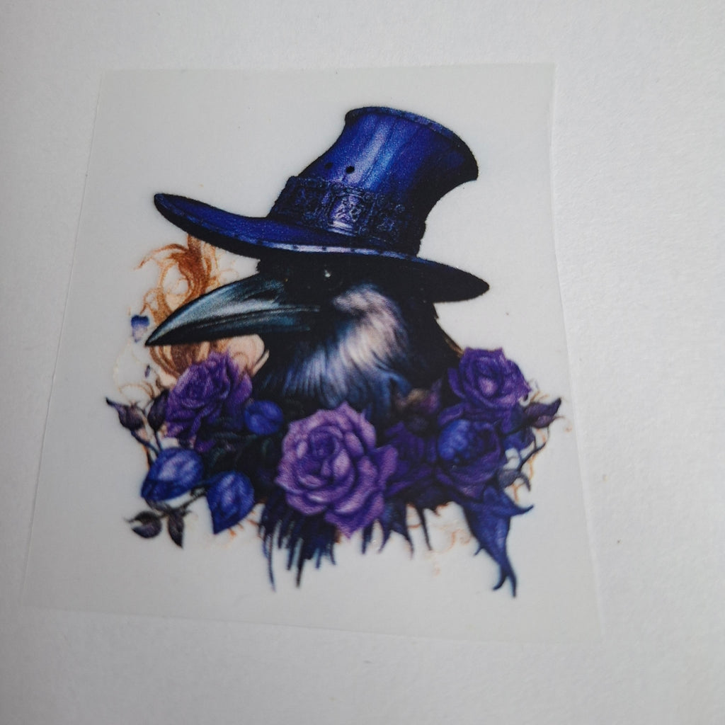 Rabe mit Hexenhut und violetten Rosen – BB-0061 Bügelbild