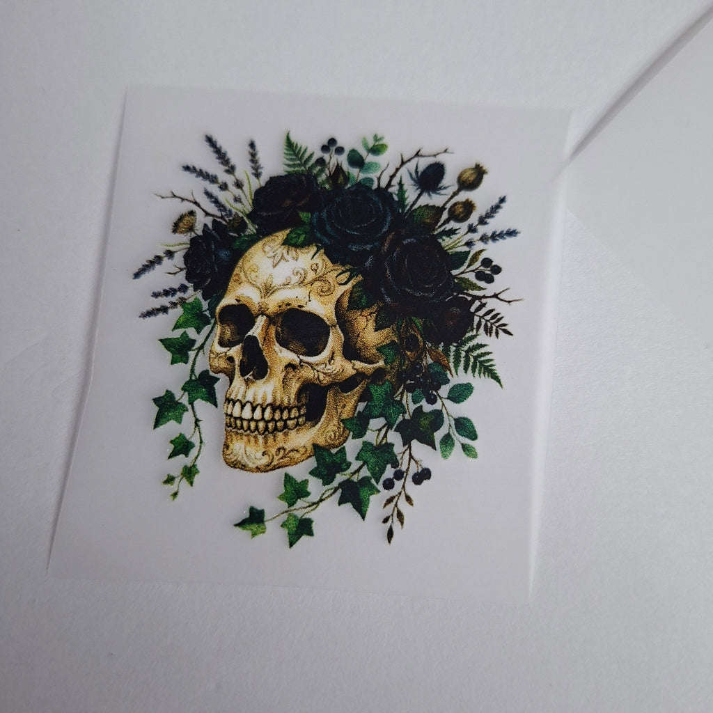 Totenkopf mit schwarzen Blüten – BB-0104 Bügelbild
