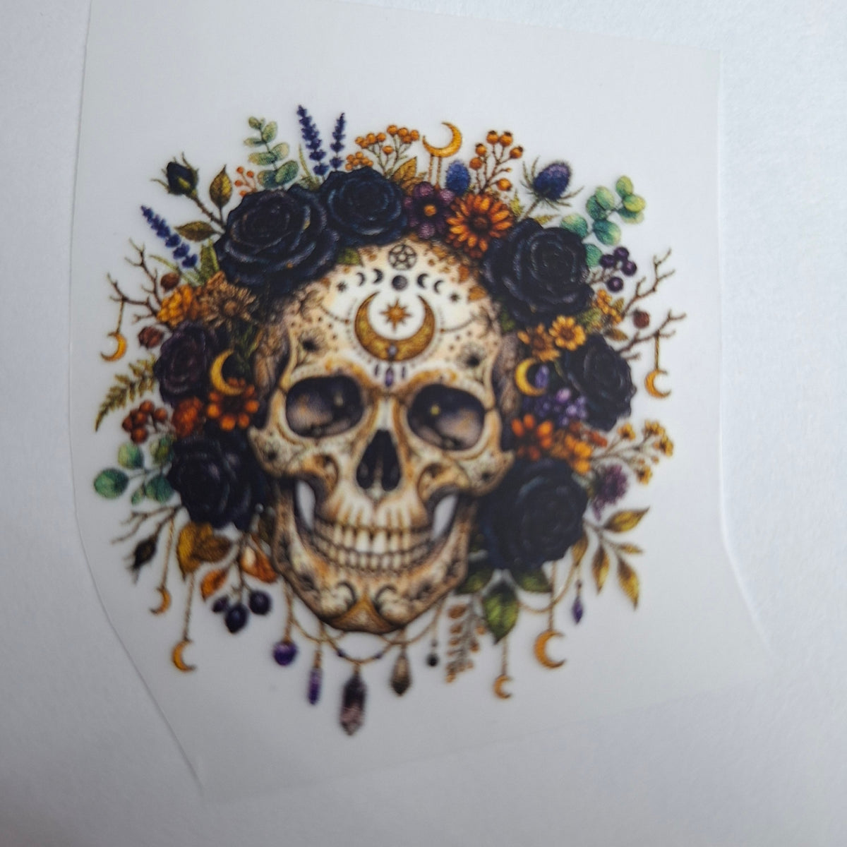 Ornament-Schädel mit Herbstblüten – BB-0093 Bügelbild