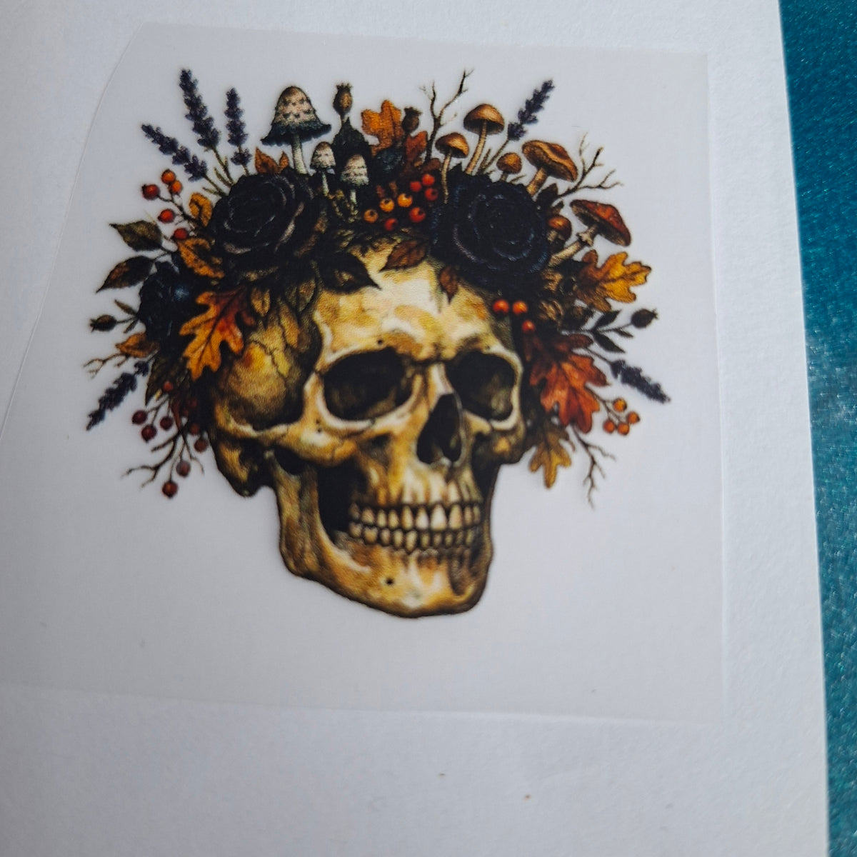 Totenkopf mit schwarz-orangen Blüten – BB-0110 Bügelbild