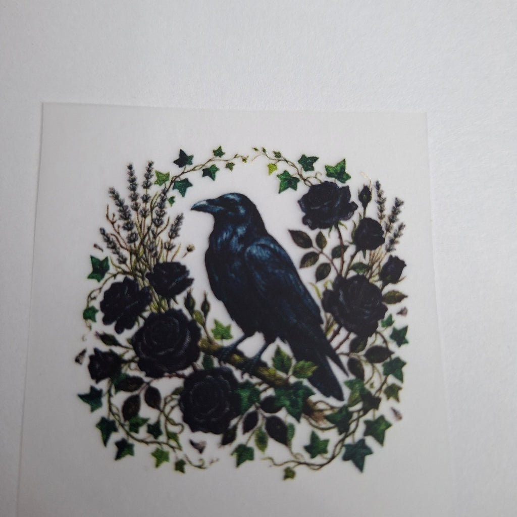 Rabe im schwarz-grünen Blumenkranz – BB-0084 Bügelbild