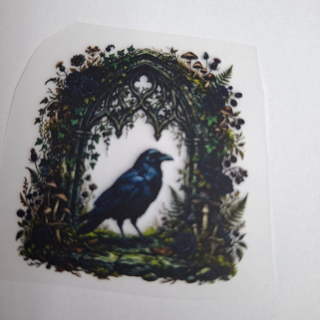 Rabe im Gothic-Blumenrahmen – BB-0064 Bügelbild