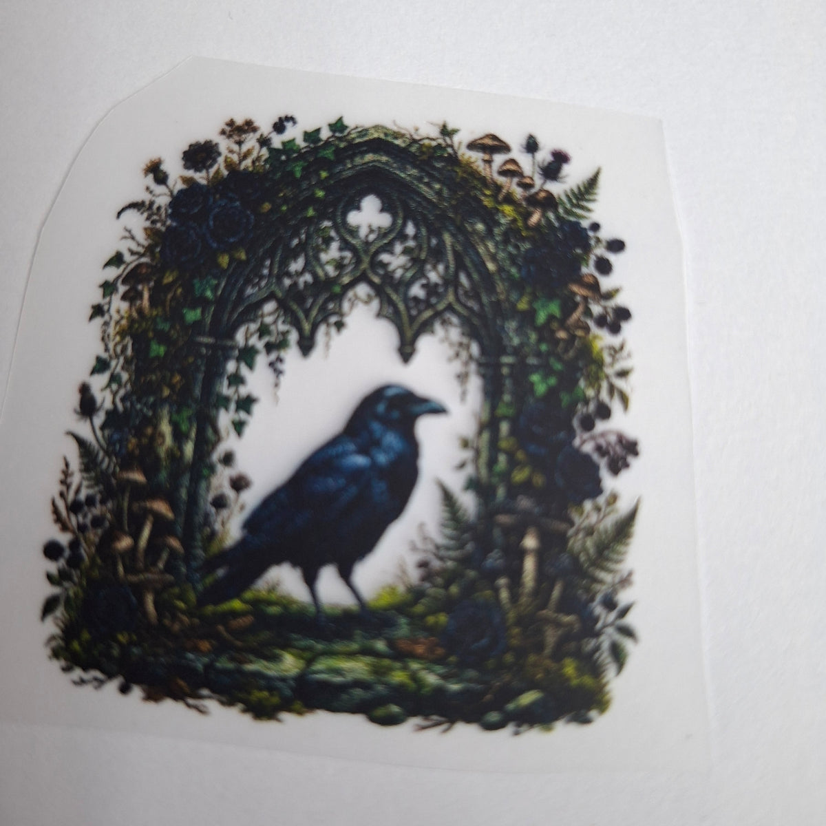 Rabe im Gothic-Blumenrahmen – BB-0064 Bügelbild