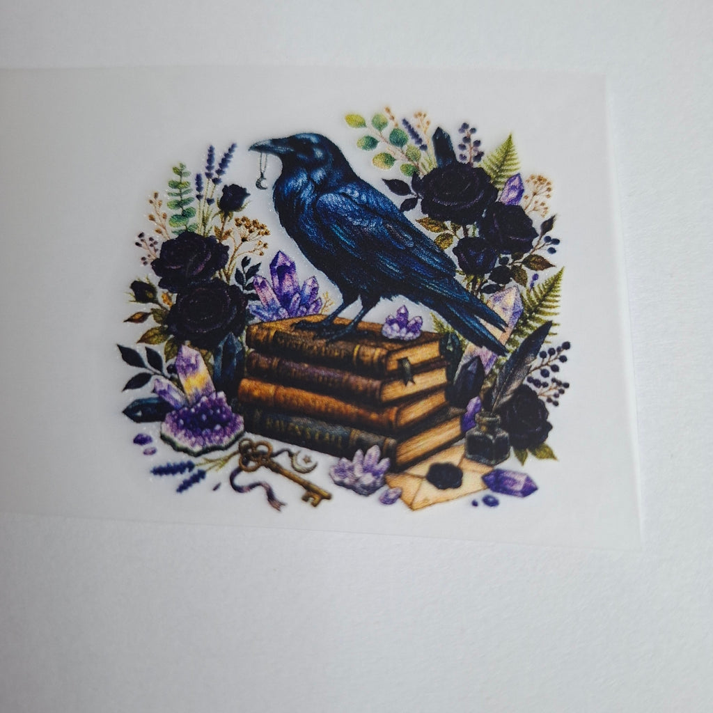 Rabe auf Büchern mit violetten Blüten – BB-0078 Bügelbild