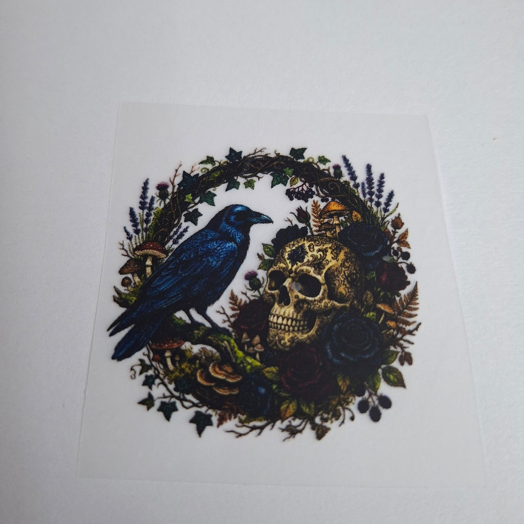 Rabe mit Totenkopf im Herbstkreis – BB-0082 Bügelbild