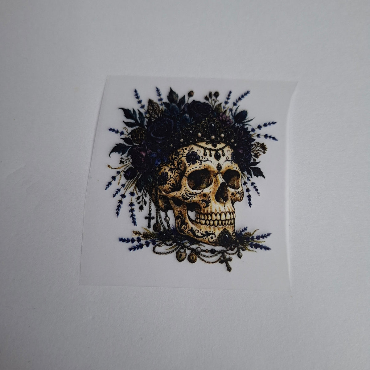 Dunkler Totenkopf mit Farbspritzern – BB-0098 Bügelbild