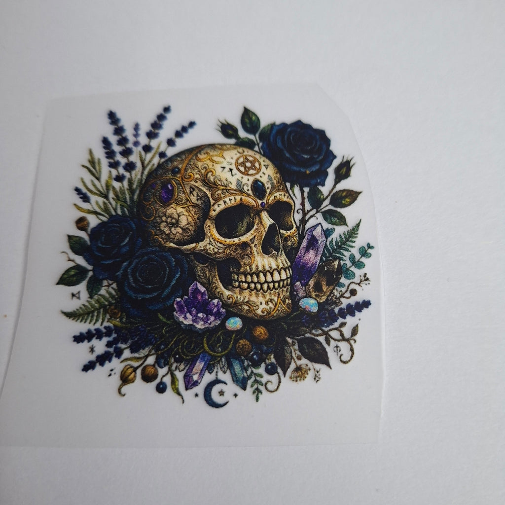 Totenkopf mit violett-blauen Rosen – BB-0095 Bügelbild