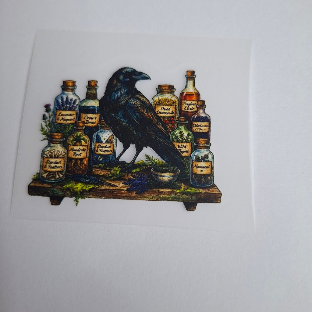 Rabe mit Flaschensammlung – BB-0076 Bügelbild