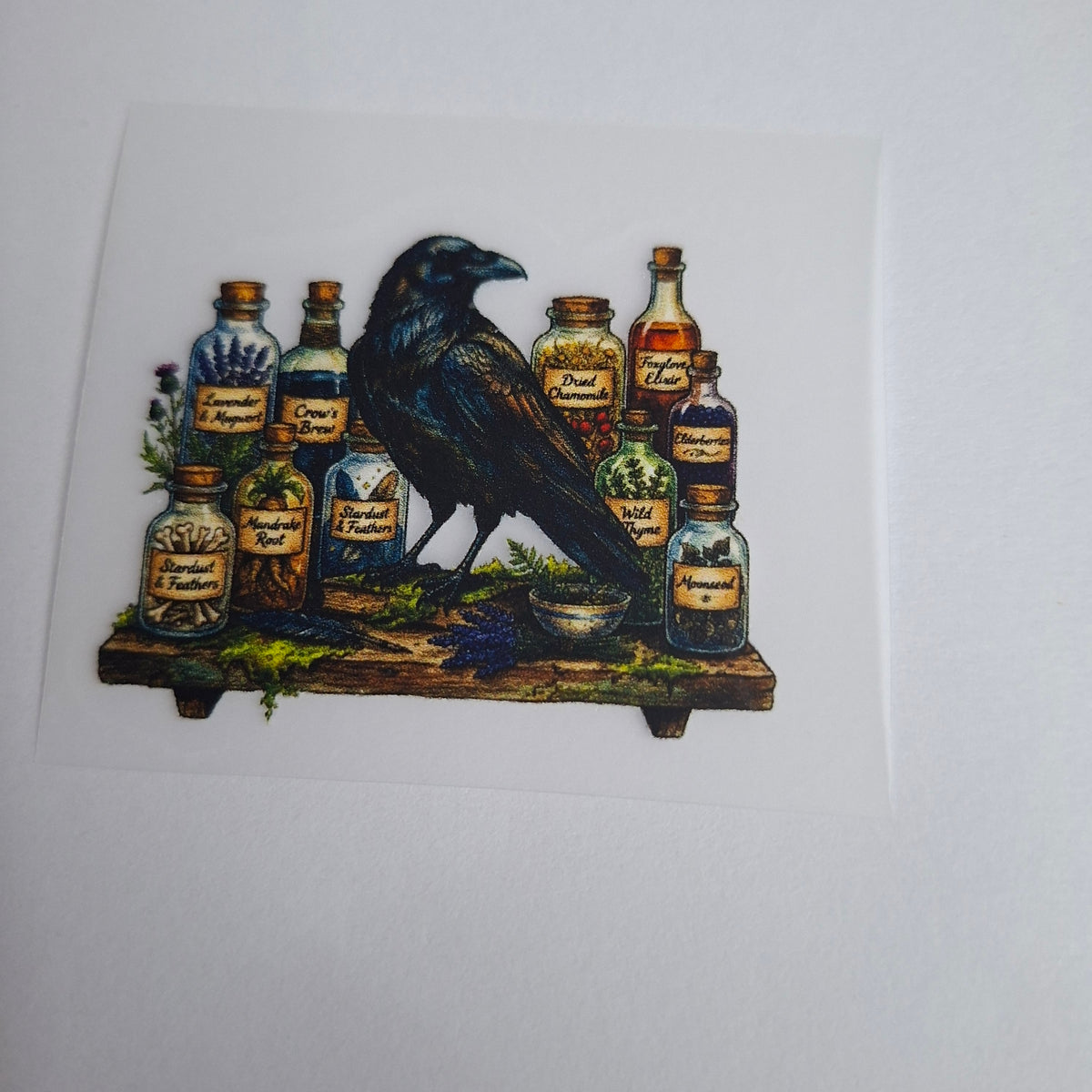 Rabe mit Flaschensammlung – BB-0076 Bügelbild