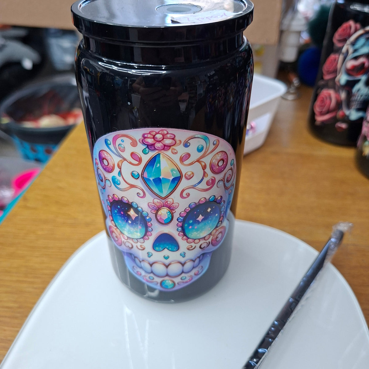 Schwarzer Coruna-Trinkbecher mit Strohhalm – personalisierbar
