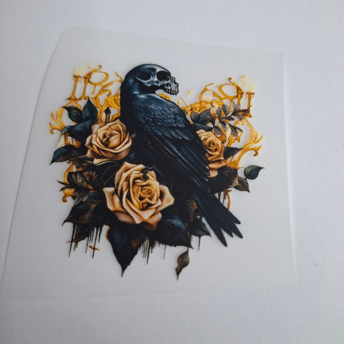 Rabe mit Totenkopf und goldener Rose – BB-0068 Bügelbild