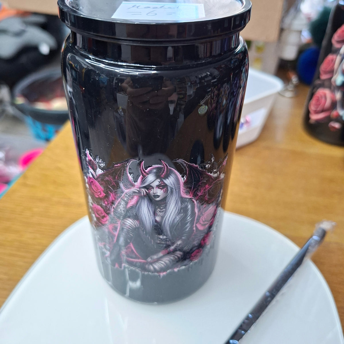 Schwarzer Coruna-Trinkbecher mit Strohhalm – personalisierbar