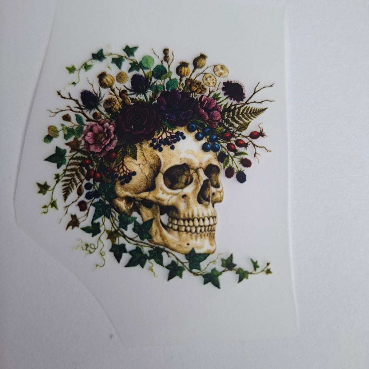Totenkopf im floralen Kranz – BB-0102 Bügelbild